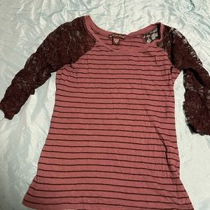 Cute lace sleeve top small